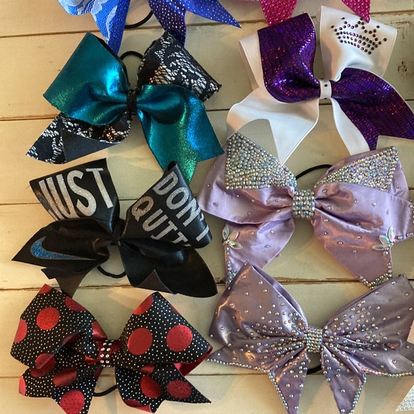 15 Gorgeous Cheer Bows - Picture 3 of 6